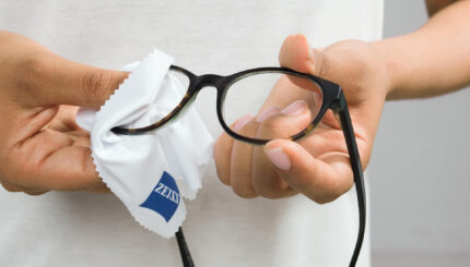 Come pulire e mantenere i tuoi occhiali sempre perfetti
